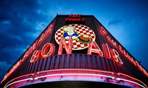 Enseigne lumineuse d'un lieu de restauration