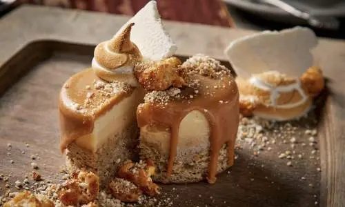 Un dessert sur une assiette au Firefly Grill