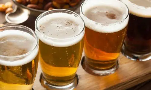 Quatre verres de bière sur une palette en bois