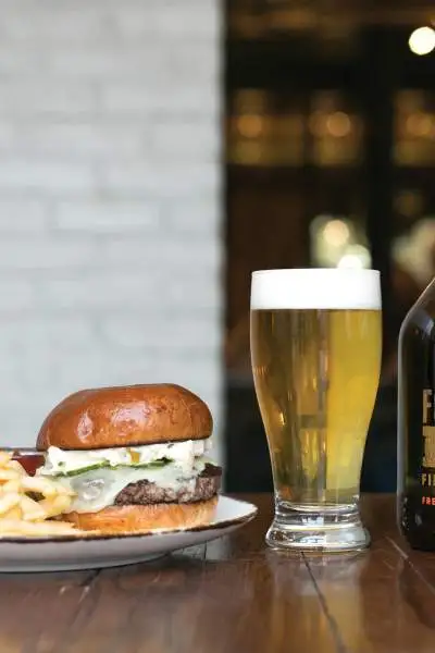 Bière, hamburger et frites