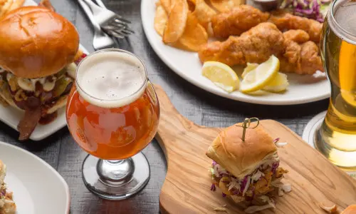 Nourriture et boissons sur une table