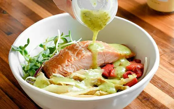 Bol de saumon frais de Forage Kitchen.