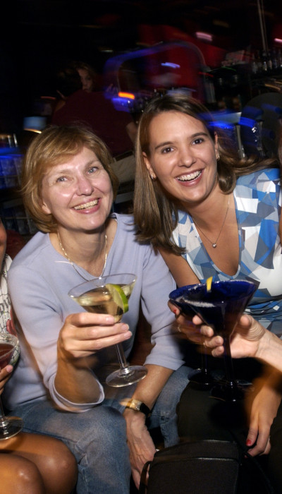 Quatre femmes profitant d'une soirée avec des cocktails
