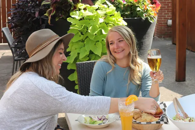Des amis qui mangent et boivent ensemble