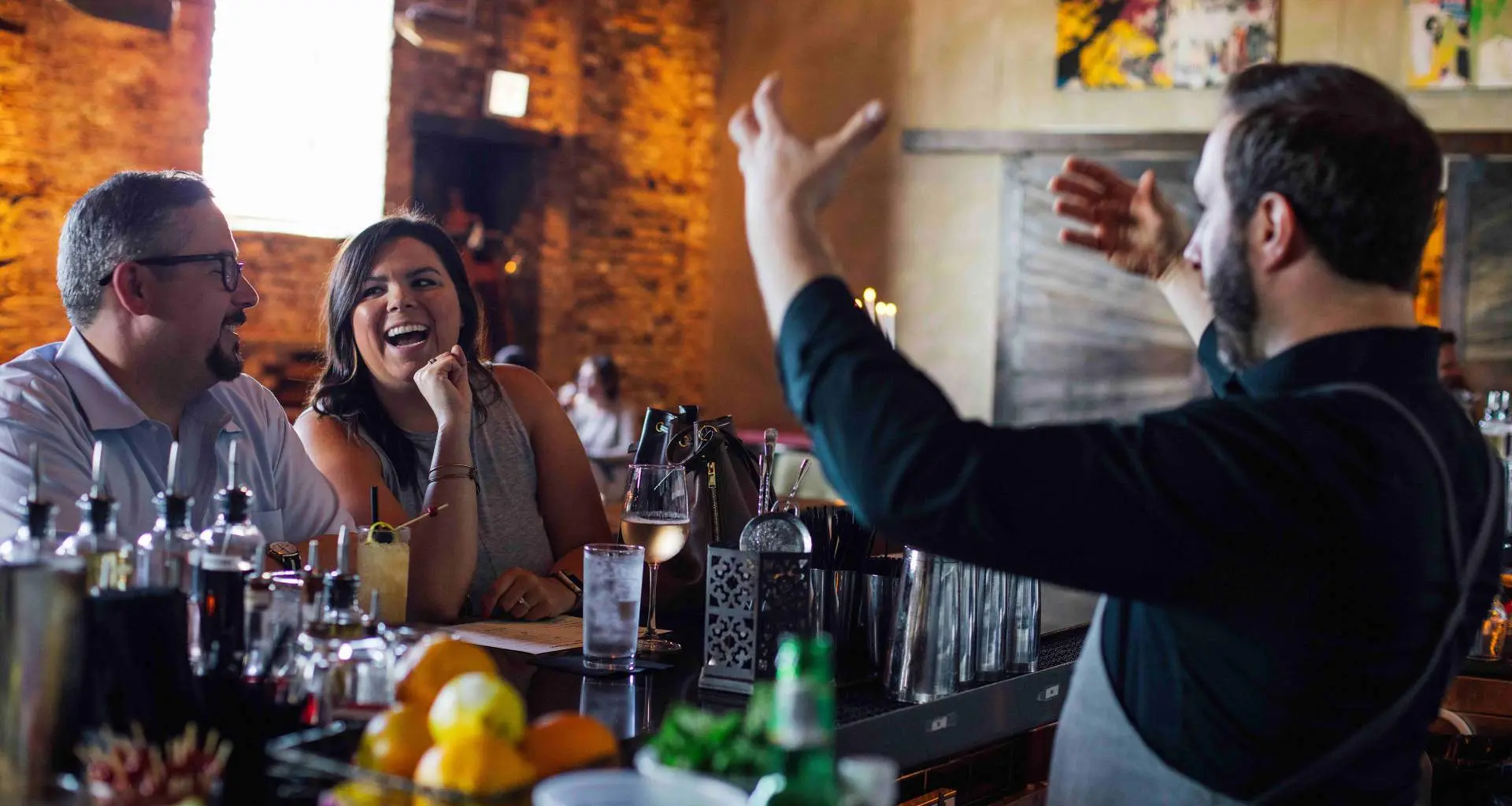 Barman recevant des clients. 