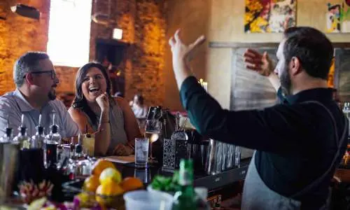 Barman recevant des clients. 