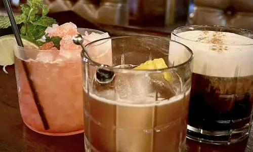 Trois cocktails sur un bar au Havisham House à Alto Pass