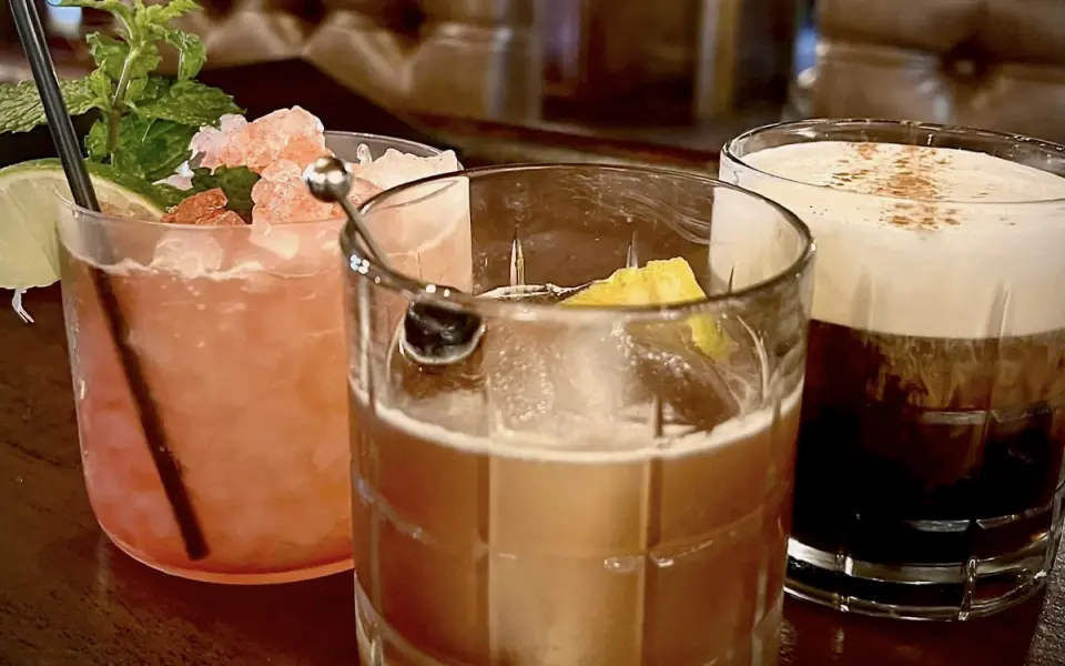 Trois cocktails sur un bar au Havisham House à Alto Pass