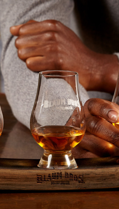 Trois verres à whisky avec la marque Blaum Bros.