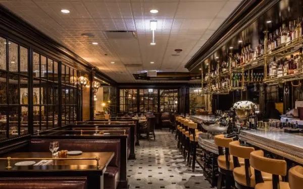 Un restaurant et un bar vides