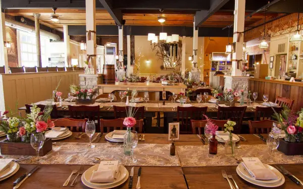 Une table décorée à l'Epiphany Farms and Restaurant