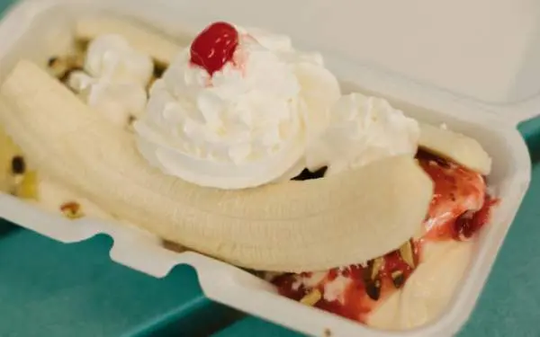 Un banana split custard sundae de Jarling's Custard Cup à Champaign-Urbana.