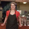 Une femme devant son magasin