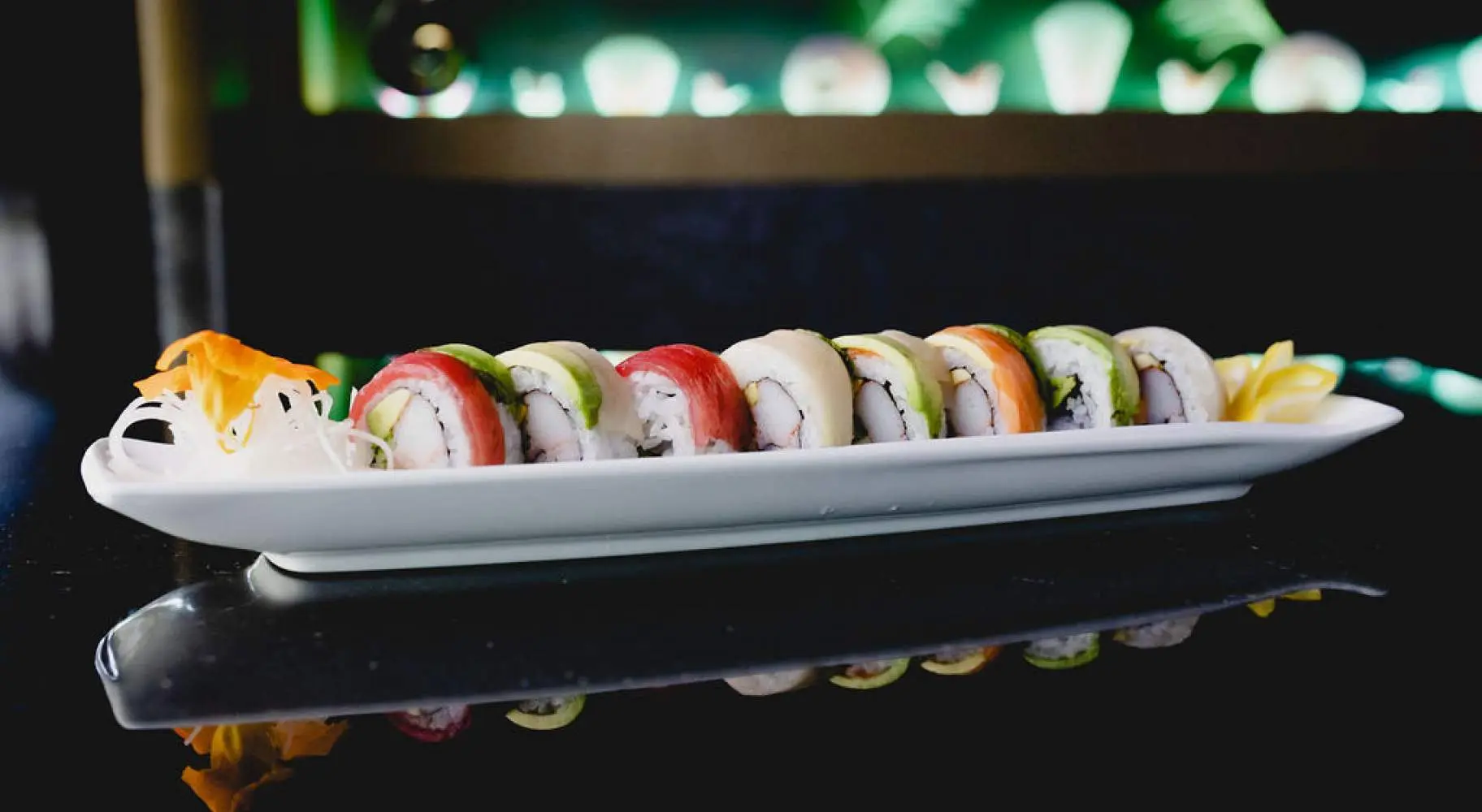 Sushi sur un plat de service chez Kofusion à Chmpaign-Urbana.