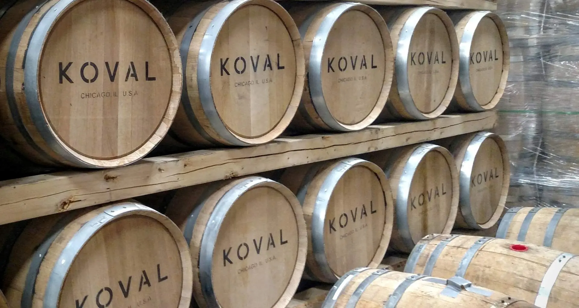 Des rangées de tonneaux en bois.