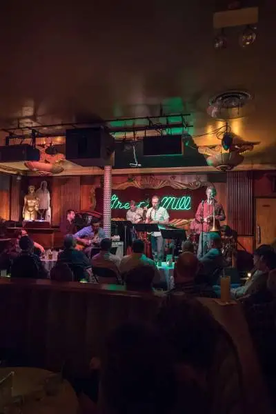 Des personnes assistent à un spectacle au Moulin vert