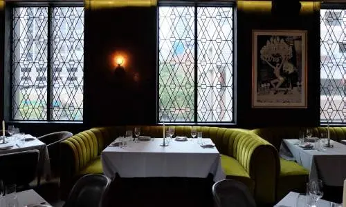 Intérieur du restaurant Maple Ash à Chicago.