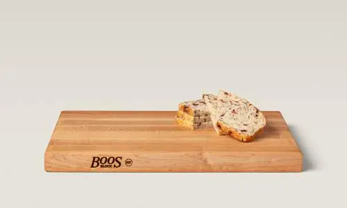 Planche à découper avec du pain