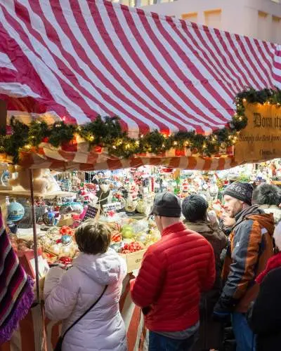 Un magasin de marché avec des gens qui regardent à l'intérieur