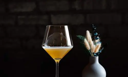 Une bière dans un verre sur une table