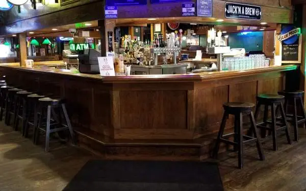 Comptoir de bar avec tabourets au Murphy's Pub à Champaign-Urbana.