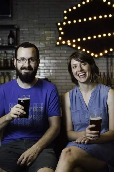 Deux personnes buvant de la bière