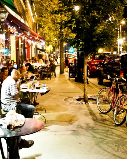 Des personnes profitent d'un repas en plein air à Champaign