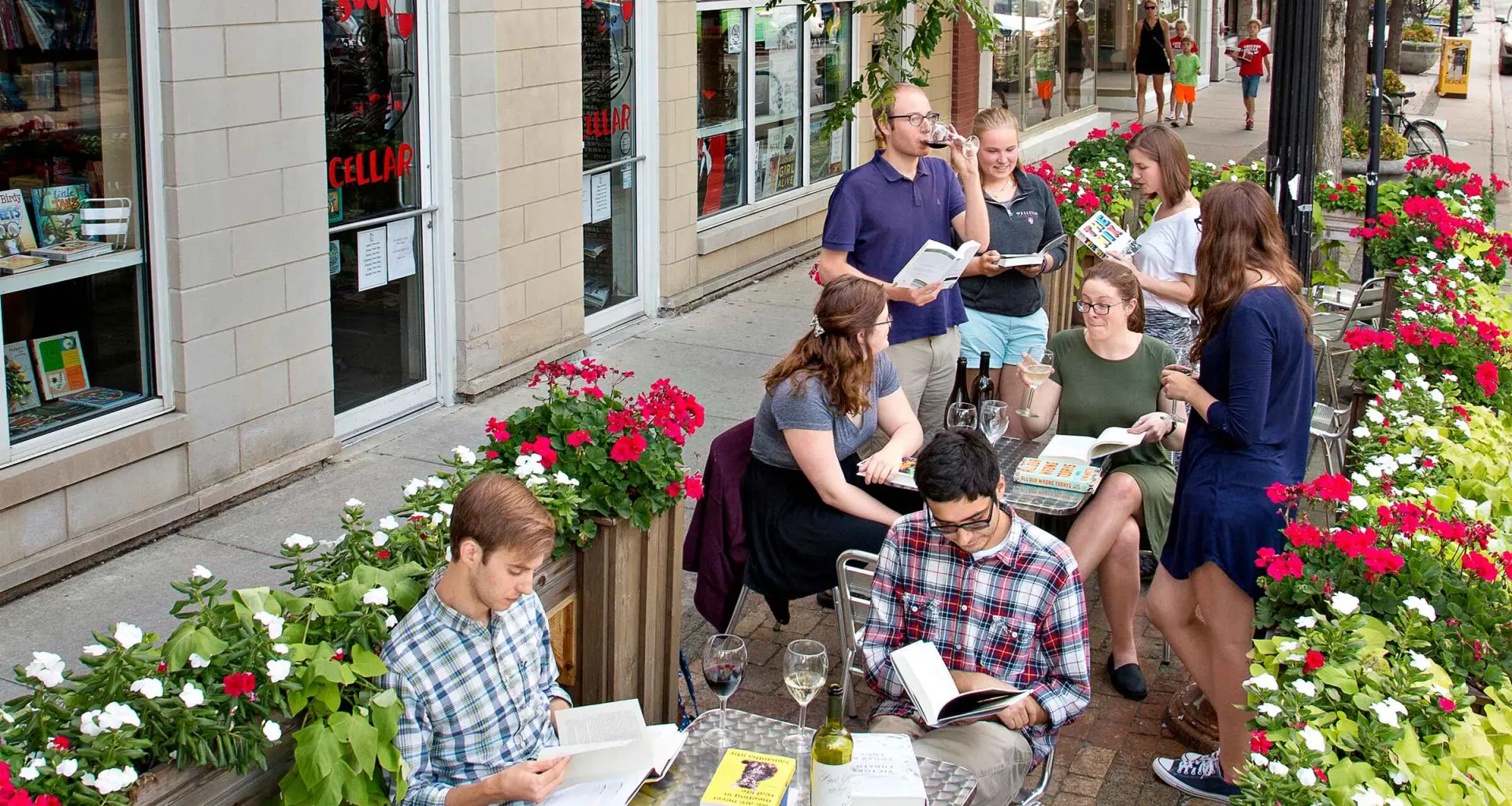 Personnes dînant en plein air à Lincoln Square