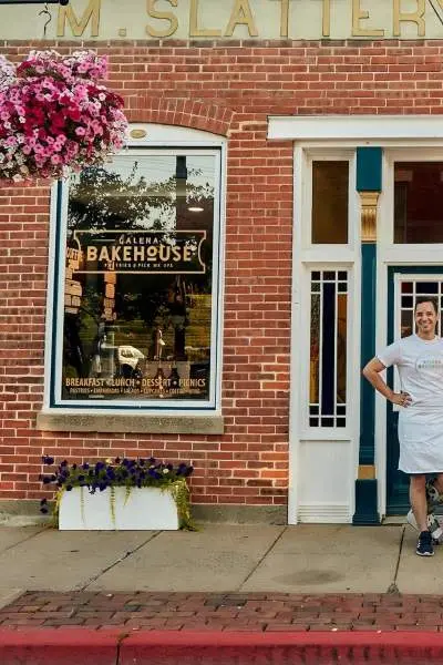 Les propriétaires de la boulangerie devant leur boulangerie à Galena.