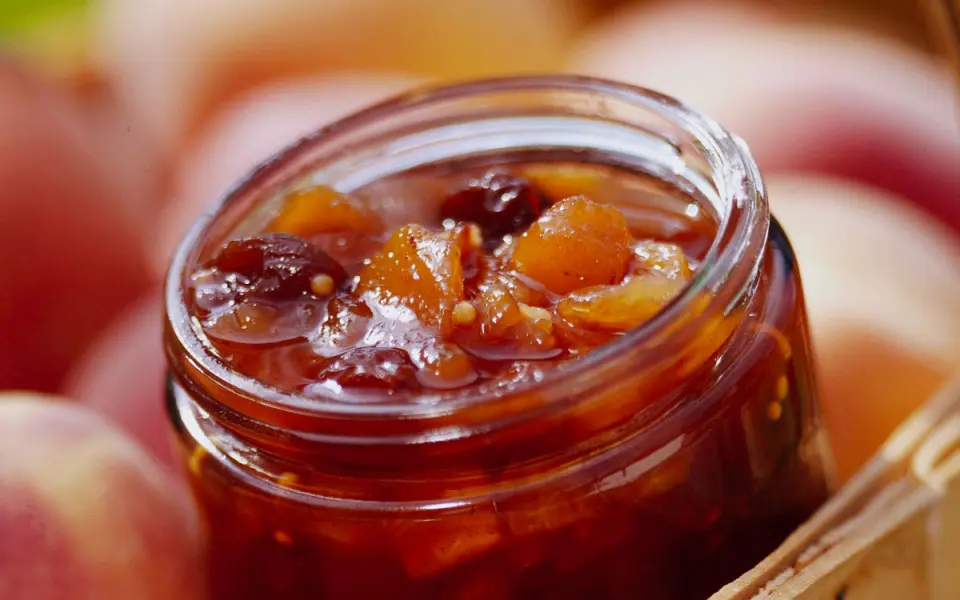 un pot de pêches et de jus de pêche