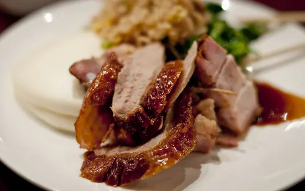 Une assiette de canard laqué
