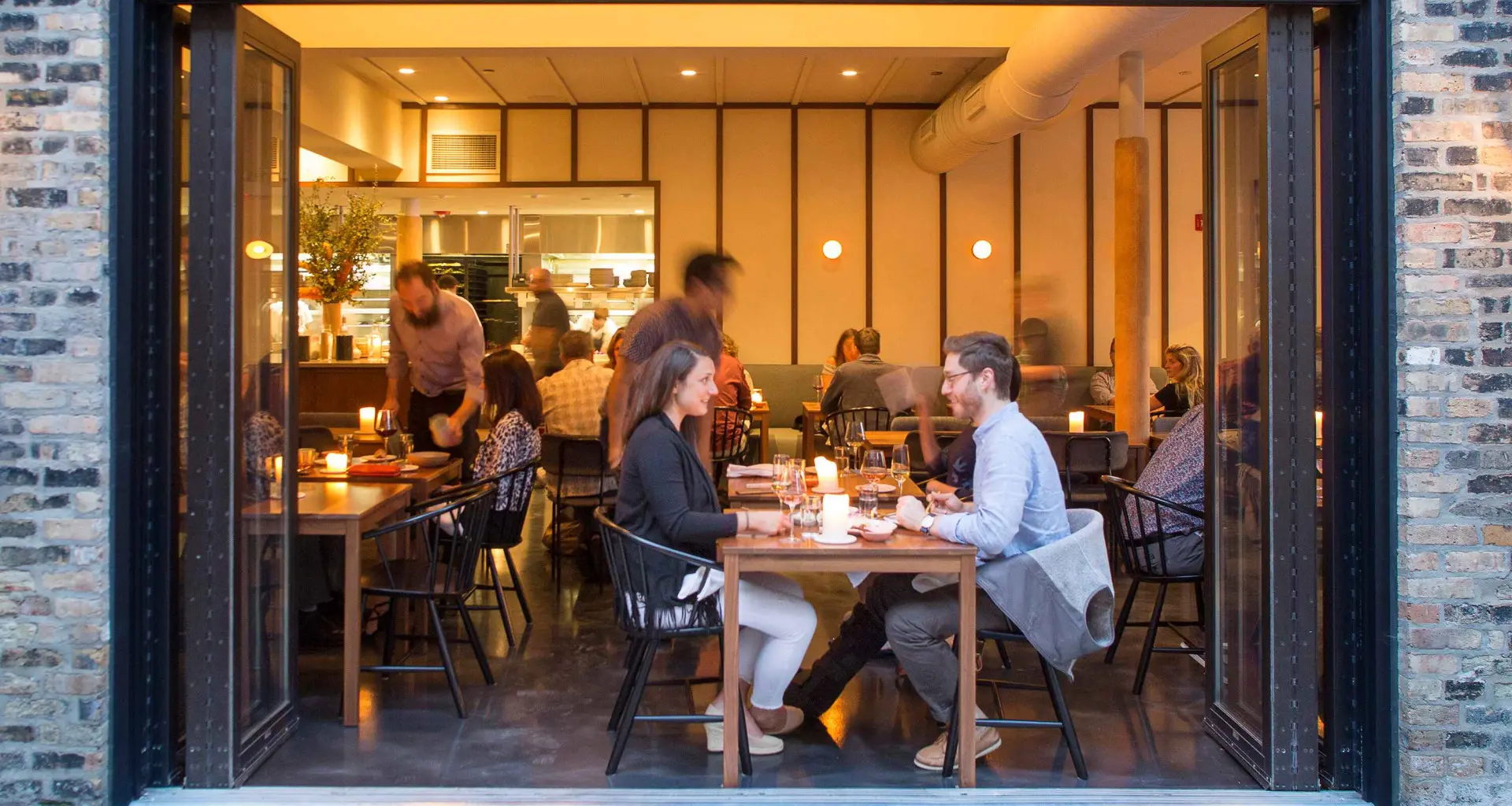 Couple dînant dans un restaurant du quartier West Loop à Chicago