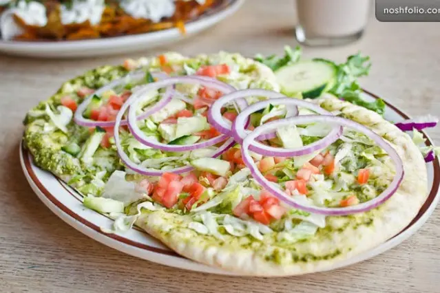 Pita au pesto sur une assiette