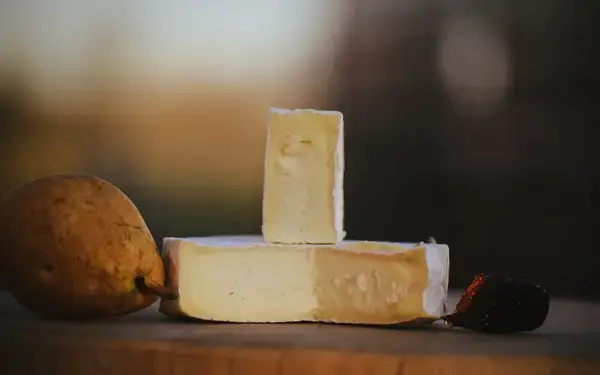 Une meule de fromage maison et une poire de Prairie Farms à Champaign-Urbana.