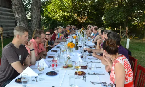 Personnes mangeant à l'extérieur