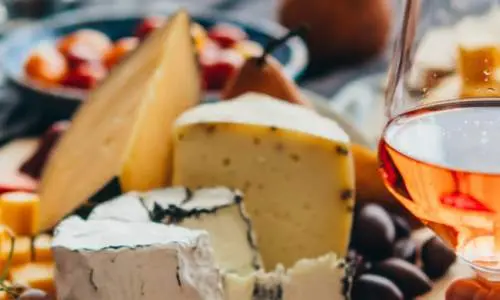 Plateau de fromage avec du vin
