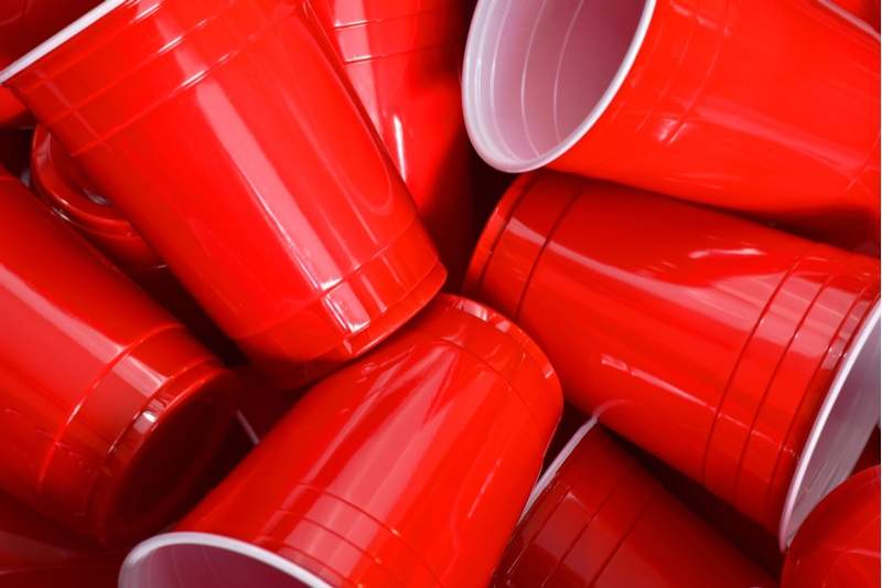 Une pile de gobelets Red Solo vides, tels qu'ils ont été inventés à Chicago