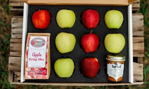 Boîte de pommes et de snacks