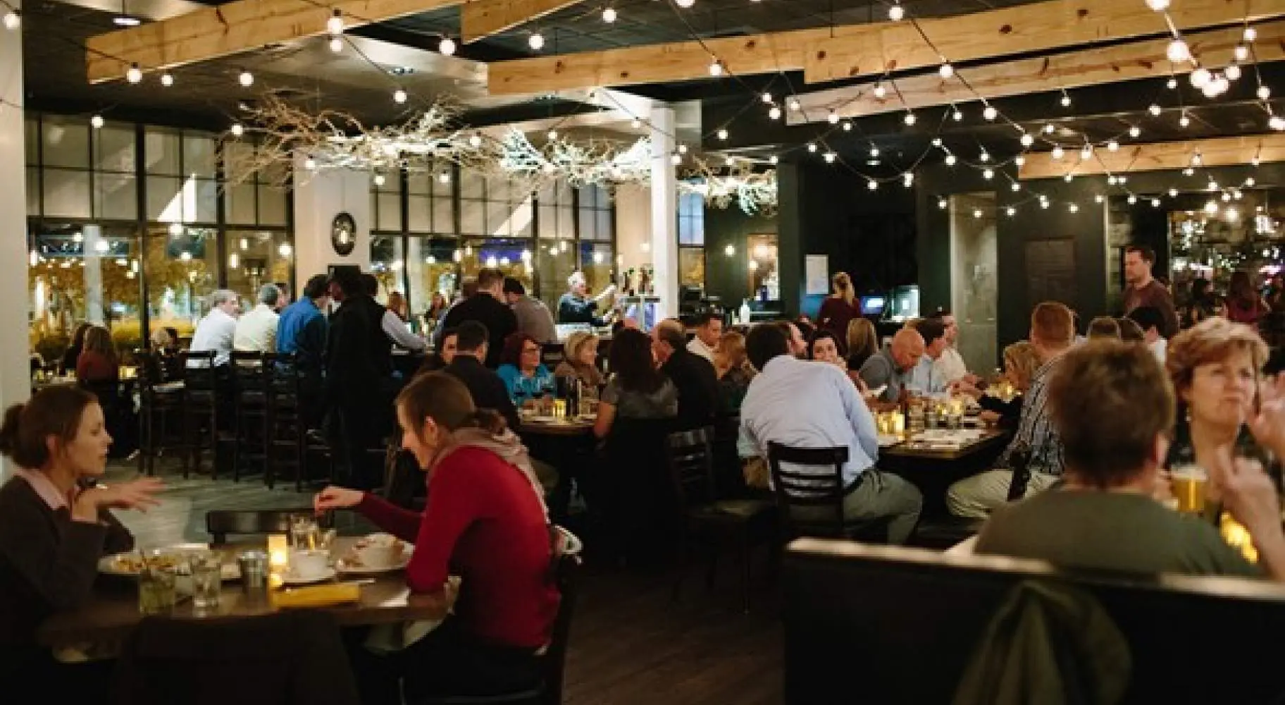 Personnes mangeant à l'intérieur du restaurant Big Grove, dans le centre-ville de Champaign.