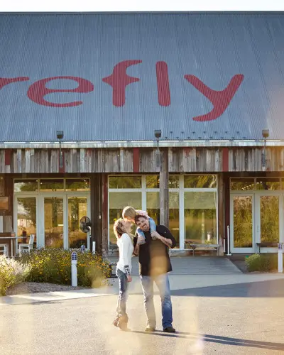 Les propriétaires du Firefly Grill devant leur établissement