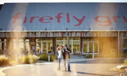 Les propriétaires du Firefly Grill devant leur établissement