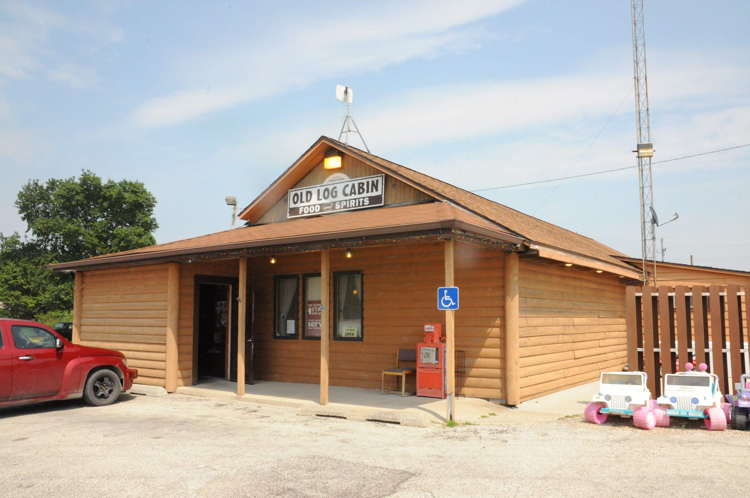 La façade du pittoresque Old Log Cabin Inn à Pontiac