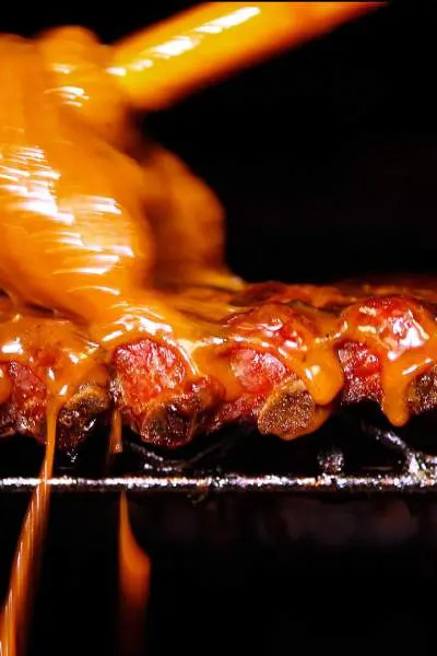 Un carré de côtelettes recouvert de sauce