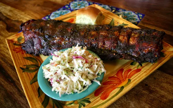 Côtes levées BBQ, petit pain et salade de chou