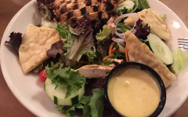 Gros plan sur une salade de poulet dans une assiette