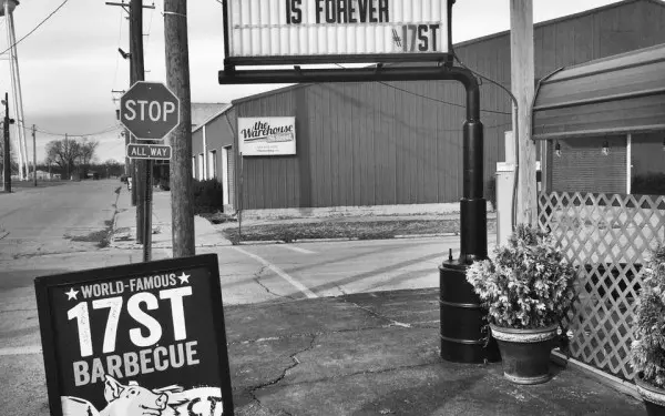 Panneau à l'extérieur du 17th Street BBQ