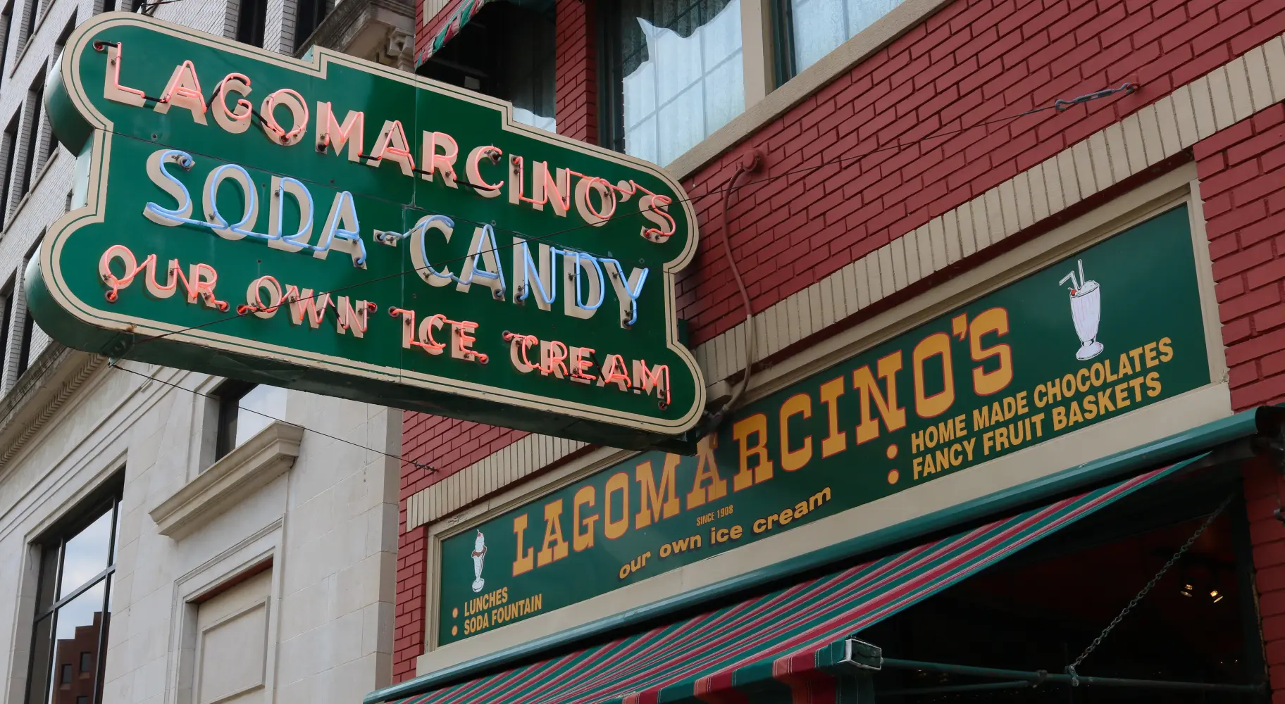 Un panneau sur le bâtiment