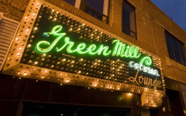Une enseigne lumineuse sur la façade du Green Mill Cocktail Lounge