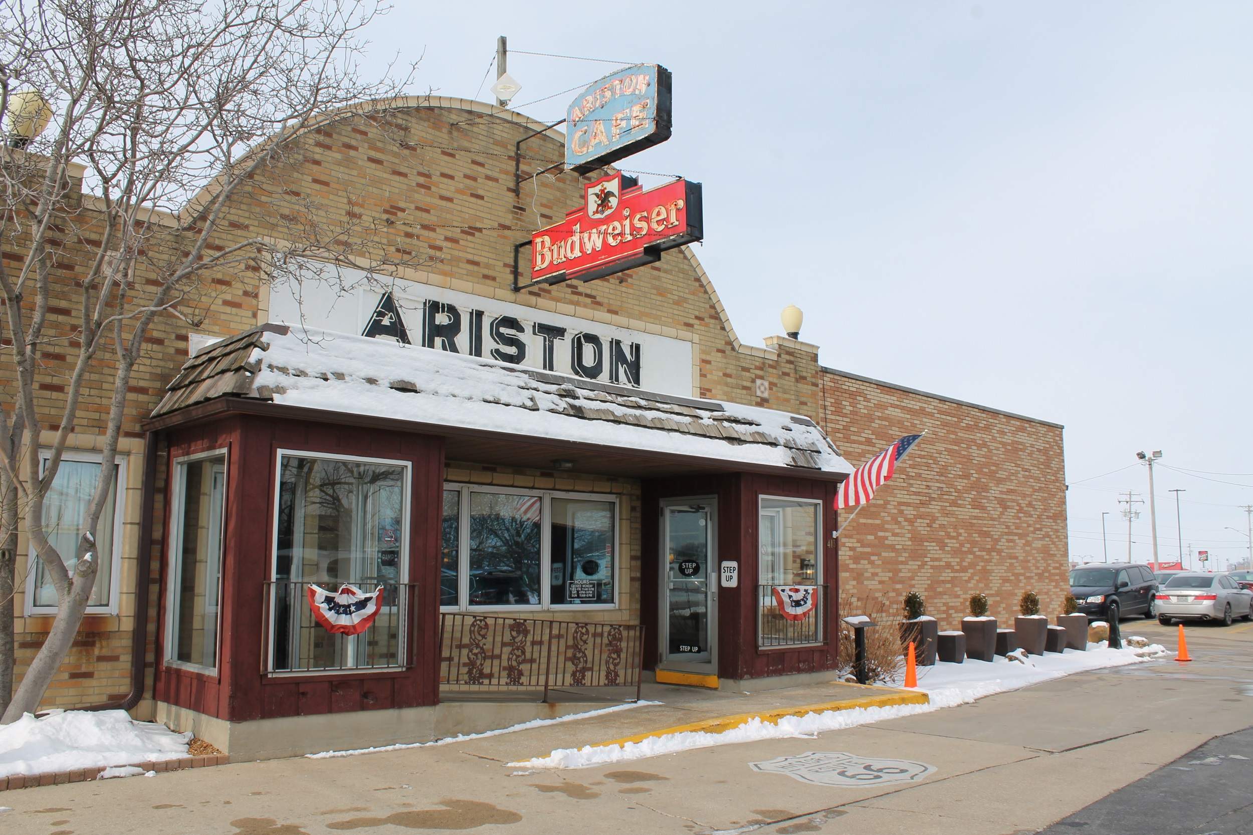 La façade du café Ariston de Litchfield, inscrit au Registre national des lieux historiques.