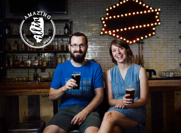 Un couple brandissant une pinte de bière.